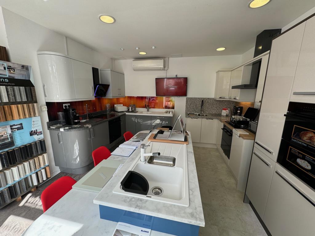 Lot: 84 - COMMERCIAL INVESTMENT - Showroom area 2